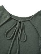 Stickad bodycon-klänning med knytdetalj och volangkant