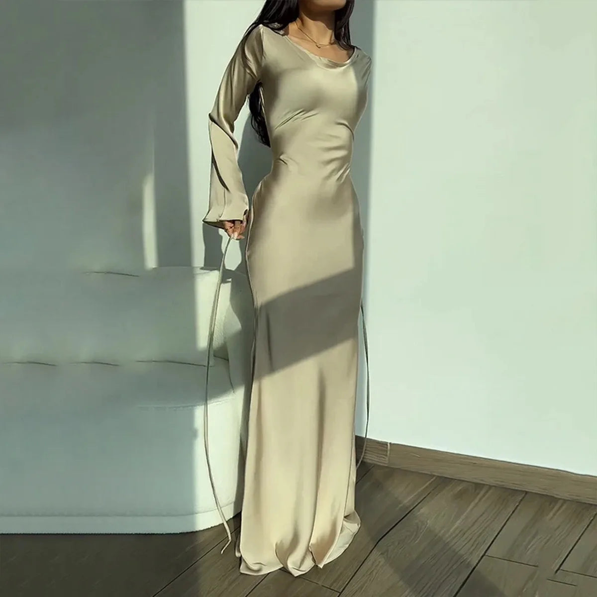 Satinklänning Dam Maxi | Eleganta Fläktarmar & Snörning